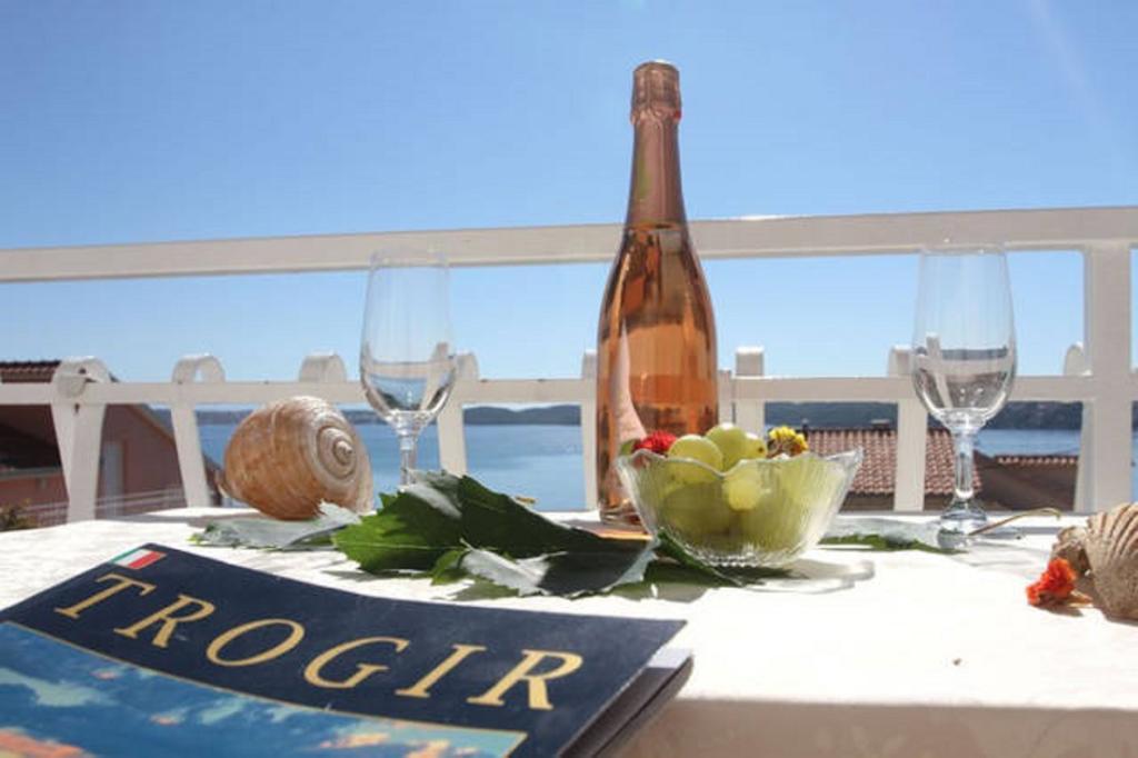 Lana Apartments Trogir Bagian luar foto